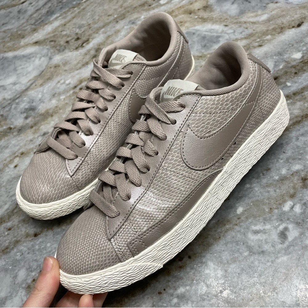 RARE Nike Blazer Low Ltr Prm *RARE-LIMITED* US 7 Metallic Gray 685239-100 CX